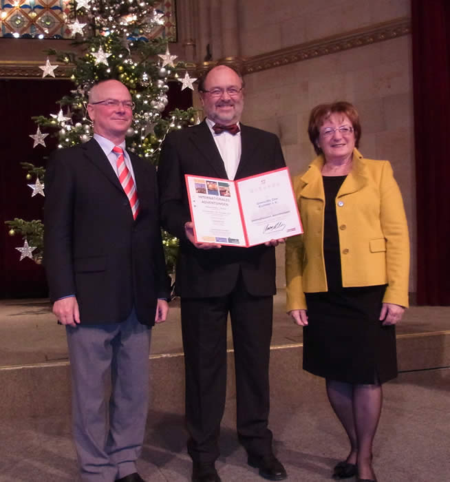 Urkundenübergabe im Wiener Rathaus